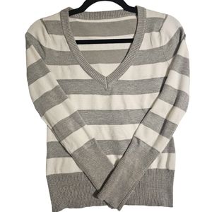 Women's v-neck sweater S EUC